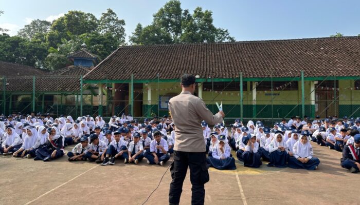 Polisi Masuk Sekolah, Bripka Hasan Ingatkan Pelajar Banjarwangi Soal Bahaya Geng Motor dan Knalpot Brong