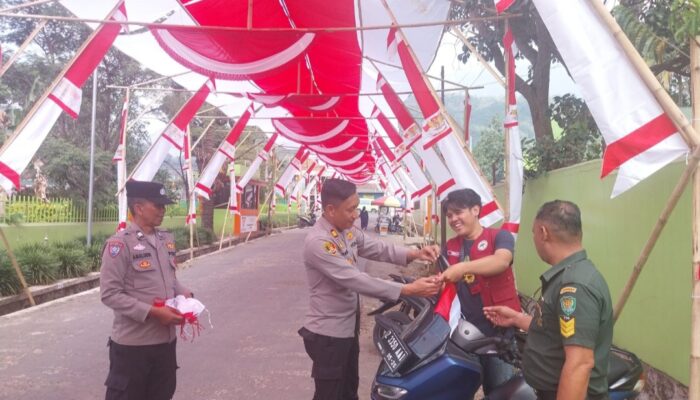 Merah Putih Berkibar di Leles, Polisi Turun ke Jalan Sambut HUT ke-80 RI