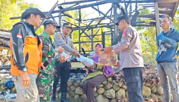 Polsek Cikelet Salurkan Bantuan untuk Korban Kebakaran Rumah Panggung