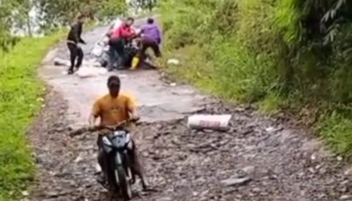 Tukang Sayur Terjungkal di Jalan Rusak Singajaya, Netizen: Dana Desa Dipakai Apa?