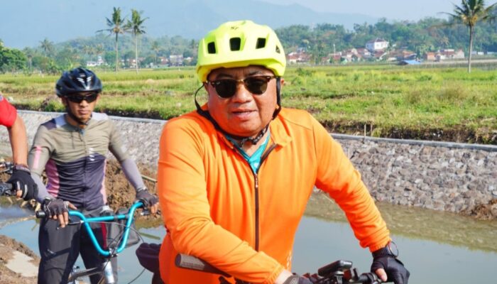 Bupati Garut Gowes Sambil Cek Proyek, Pastikan Revitalisasi Irigasi Tak Mandek