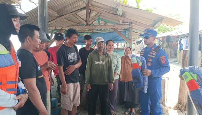 Satpolairud Garut Bagikan Life Jacket di Pakenjeng, Nelayan Diajak Lebih Peduli Keselamatan Laut