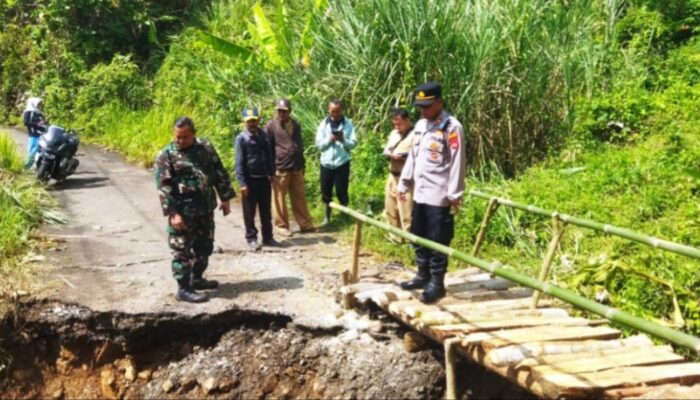 Jalan Terputus di Jembatan Cibenda, Warga Bangun Jembatan Bambu demi Bertahan Hidup