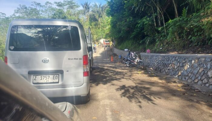 Mobil Molen Bikin Macet di Tanjakan Cijagir Cisewu, Warga Minta Pengecoran Jembatan Dialihkan ke Malam