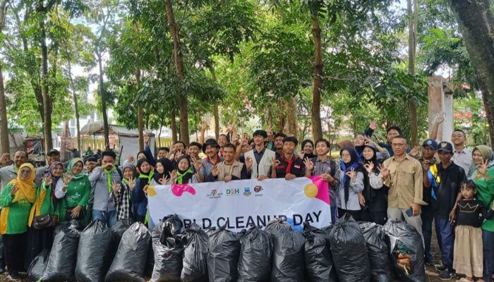 Garut Ramaikan World Cleanup Day 2025, Ratusan Relawan Bersih-bersih Hutan Kota Guntur