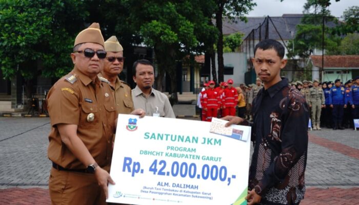Bupati Garut Serahkan Santunan DBHCHT kepada Ahli Waris Peserta BPJS Ketenagakerjaan