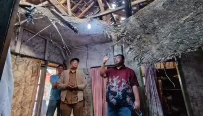 Atap Rumah Ambruk, 4 Anak Yatim Piatu di Pangatikan Dapat Bantuan dan Janji Dibangunkan Hunian Baru