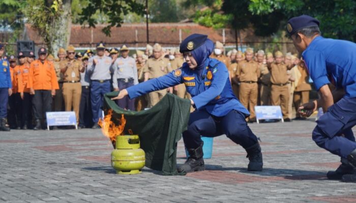 Aksi Damkar Garut Hebohkan Apel Pemkab: Dari Padamkan Api Pakai Jari hingga Rawat Kucing untuk Redam Stres