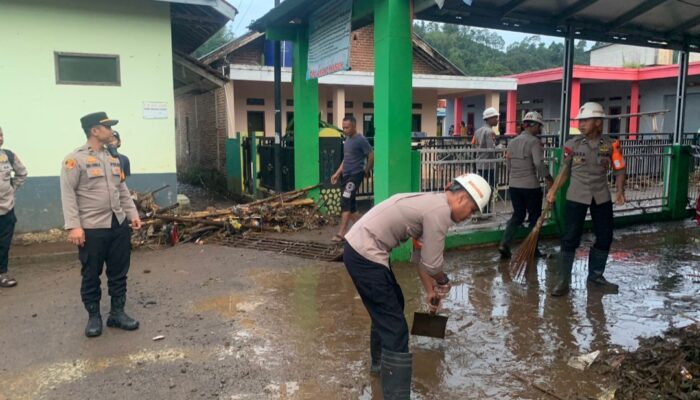 Sungai Cibuyutan Meluap, Polisi dan Warga Banyuresmi Turun Tangan Bersihkan Sisa Banjir