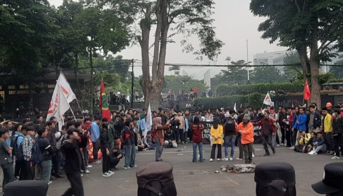 Setahun Pemerintahan Prabowo-Gibran, Mahasiswa Geruduk Gedung Sate: Janji 19 Juta Lapangan Kerja Masih Fatamorgana