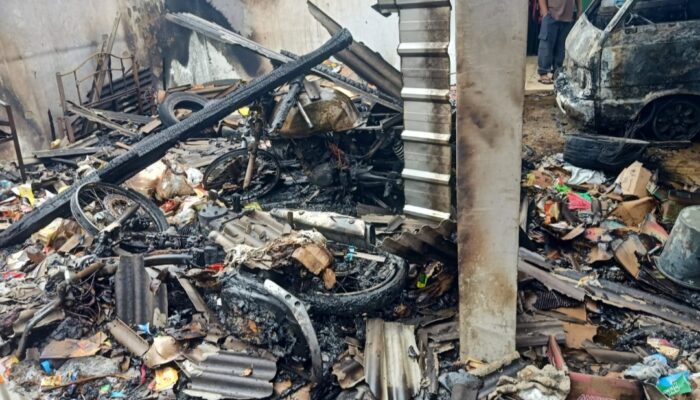 Gudang Bekas Pabrik Tahu di Garut Ludes Terbakar, Mobil Carry dan Dua Sepeda Motor Jadi Arang