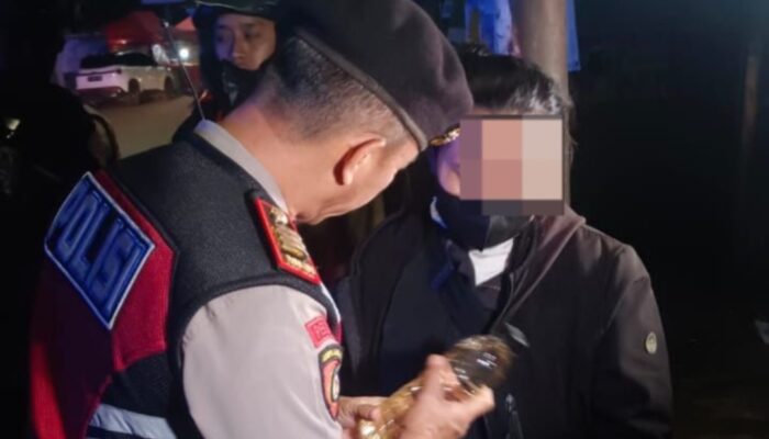 Razia Malam di Kerkop, Polisi Garut Amankan 24 Botol Miras yang Dijual Secara COD