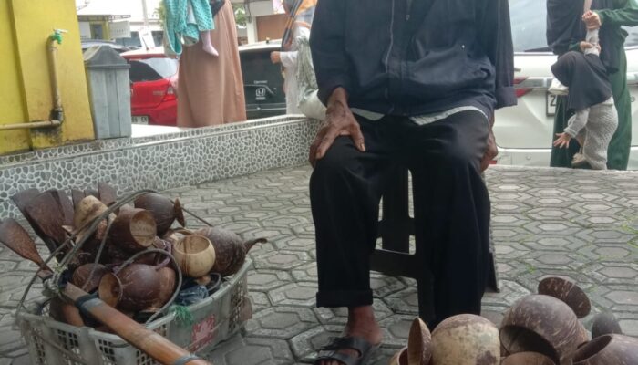 Di Usia 65 Tahun, Abah Abdul Tetap Keliling Jualan Barang Antik: “Nggak Mau Merepotkan Anak”