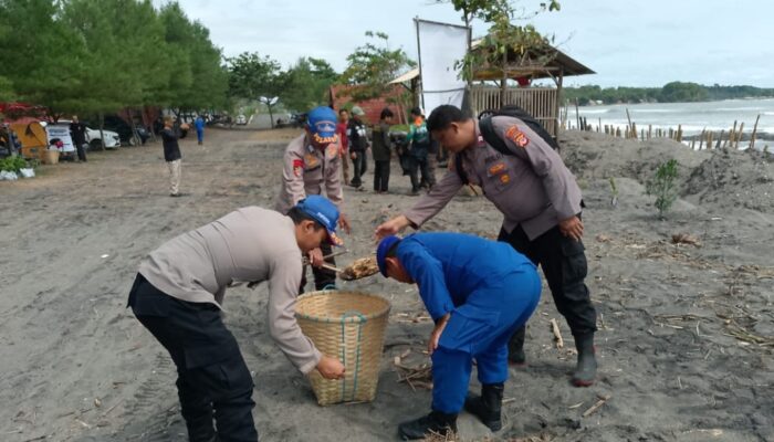 Polairud Polres Garut Gelar Aksi Bersih Pantai di Karang Modang Rayakan HUT ke-75