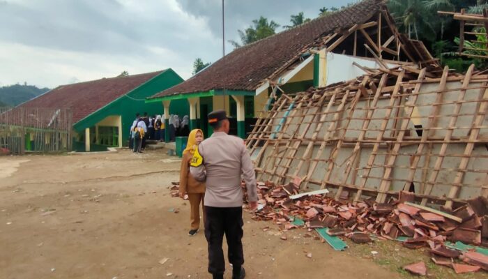 Ruang Guru SMP PGRI Talegong Ambruk Diterjang Pergeseran Tanah, Kerugian Capai Rp200 Juta