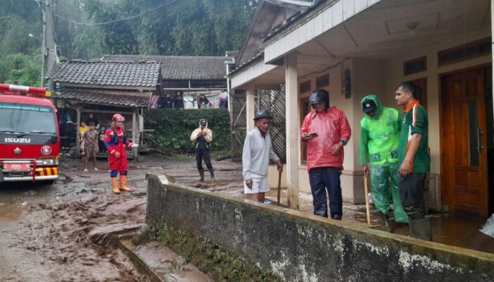 Banjir Bandang Terjang Cisurupan Garut, Polisi Bergerak Cepat Evakuasi Warga dan Buka Akses Air
