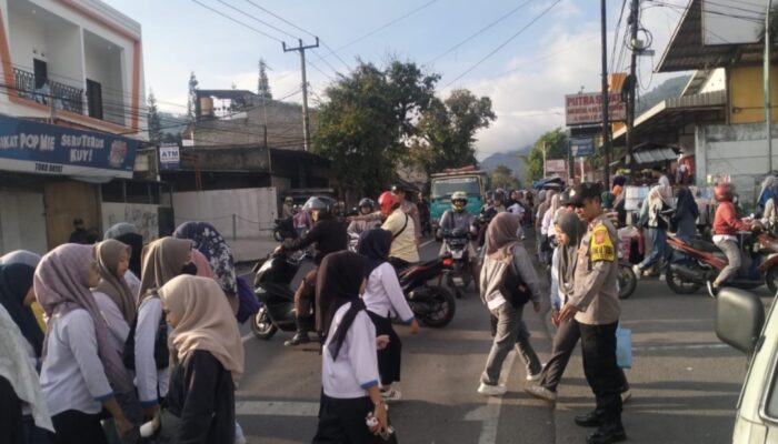 Polres Garut Gelar Gatur Lalin Pagi Serentak, Tingkatkan Pelayanan pada Jam Sibuk