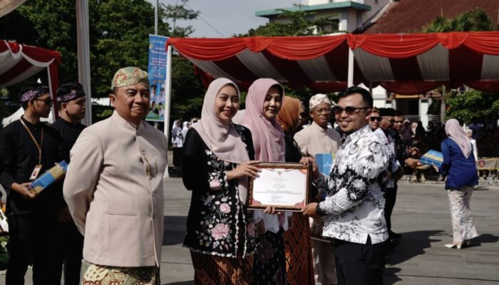 20 Guru Berprestasi Terima Penghargaan di Peringatan HGN dan HUT PGRI ke-80 di Garut, Ini Nama-namanya