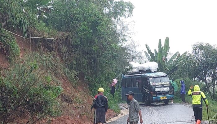 Jalur Cikajang–Banjarwangi Kembali Normal Usai Longsor, Polisi dan Warga Gerak Cepat Bersihkan Material