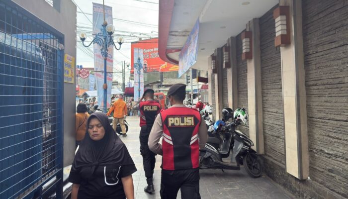 Polisi Tak Hanya Patroli dengan Sirine, Sat Samapta Garut Pilih Jalan Kaki Demi Dekati Warga