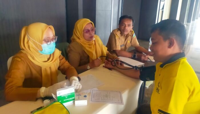 Puskesmas Cipanas Buka Layanan Kesehatan Gratis di Musda XI MUI Garut, Ulama Antusias Periksakan Kesehatan