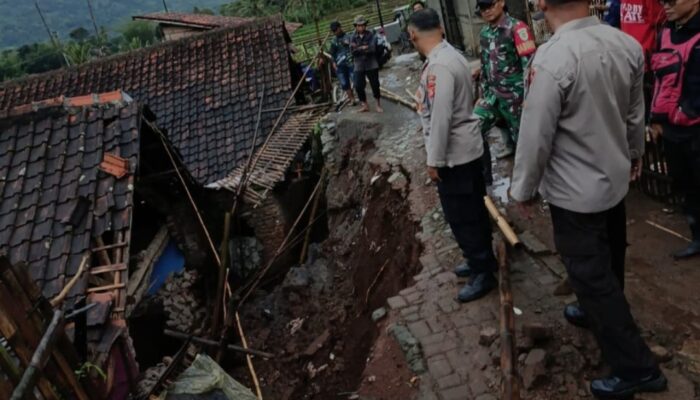 Hujan Deras Picu Longsor di Cibatu, Rumah Warga Tertimbun Tanah, Kerugian Capai Rp20 Juta
