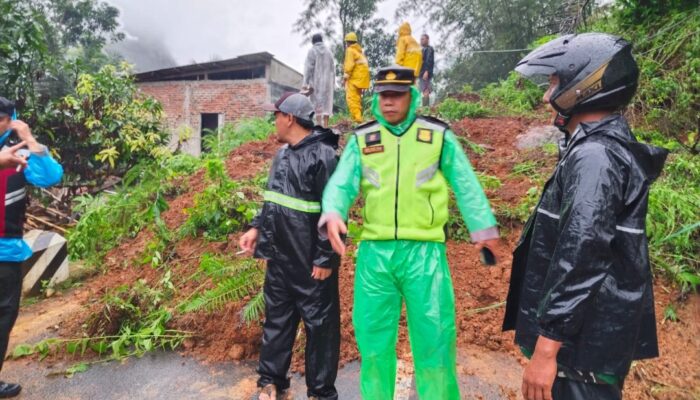 Hujan Deras Picu Longsor di Pakenjeng Garut, Akses Jalan Raya Lumpuh Total