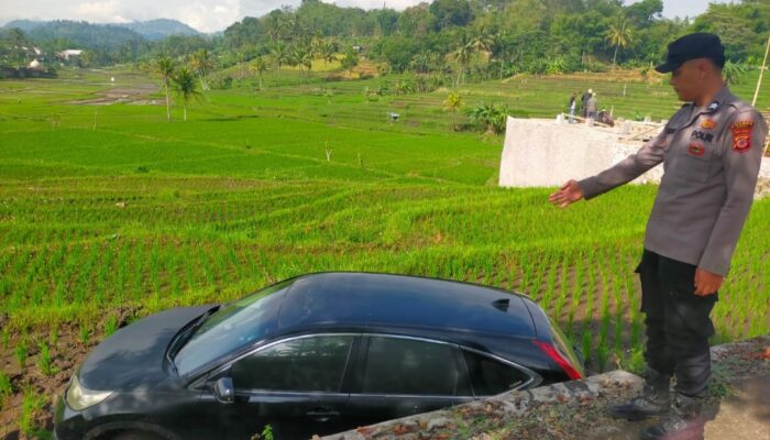 CR-V Masuk Sawah di Simpang Tiga Leuwigoong, Polisi Menduga Pengemudi Hilang Konsentrasi