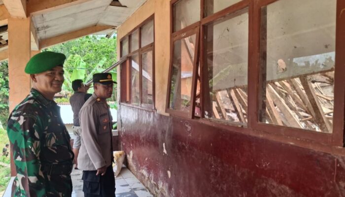 Cuaca Ekstrem Terjang Garut, Atap SDN 1 Najaten Cibalong Ambruk Senin Dinihari