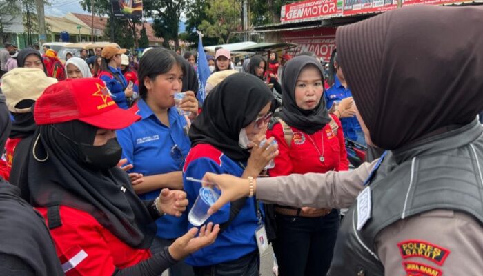 Polres Garut Tampilkan Pengamanan Humanis Saat Aksi Buruh Tuntut Kenaikan UMK 2026