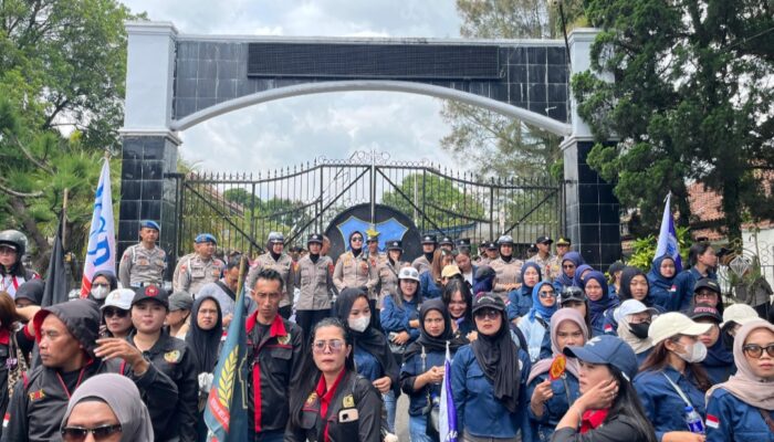 Polwan Garut Jadi Garda Humanis di Tengah Aksi Buruh Tuntut Upah Layak