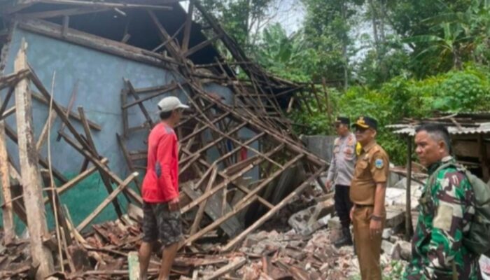 Tanah Bergeser di Caringin Garut, Satu Rumah Ambruk dan Delapan Rusak, Kerugian Capai Rp150 Juta