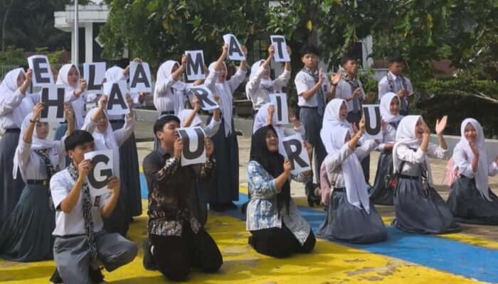 SMAN 7 Garut Peringati HGN dengan Kejutan Teatrikal, Guru Terharu Disambut Ucapan Spesial