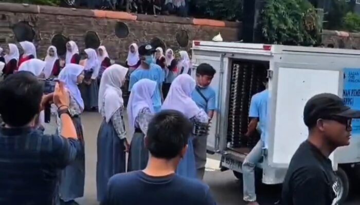 Ribuan Siswa SMA 3 Garut Gegap Gempita Sambut Makan Bergizi Gratis: Yel-yel untuk Prabowo Menggema di Sekolah