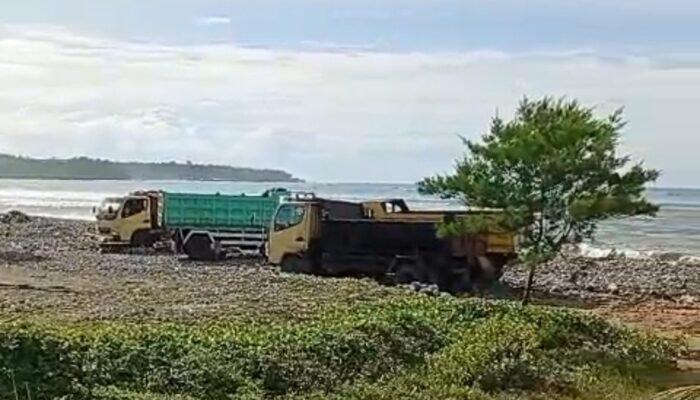 Eksplorasi Batu dan Pasir di Pesisir Garut Diduga Ilegal, Sawah Abrasi, Warga Protes Tak Digubris