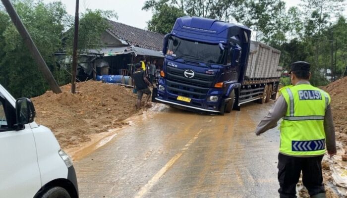Truk Tronton Bermuatan Hebel Tergelincir di Cikajang, Lalu Lintas Garut–Pameungpeuk Sempat Lumpuh