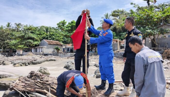 Sat Polairud Polres Garut Pasang Bendera Merah di Pantai Selatan, Wisatawan Diminta Tak Berenang