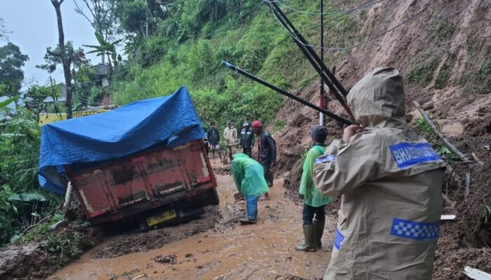 Jalur Banjarwangi–Singajaya Tertutup Longsor di Empat Titik, Satu Warga Luka Ringan