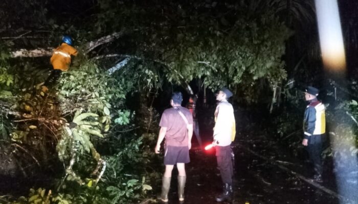 Longsor Tutup Jalur Bungbulang–Caringin, Petugas Terapkan Sistem Buka-Tutup Jalan