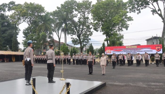 Polres Garut Gelar Upacara Kenaikan Pangkat, Belasan Personel Berprestasi Diganjar Penghargaan