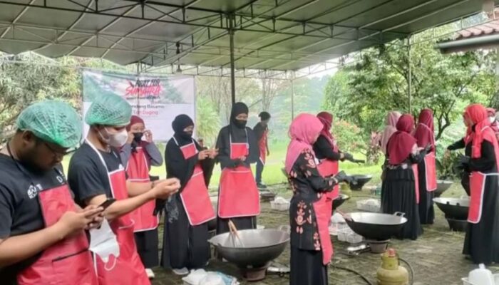 IPB University Masak Satu Ton Rendang untuk Korban Bencana Sumatera dan Aceh