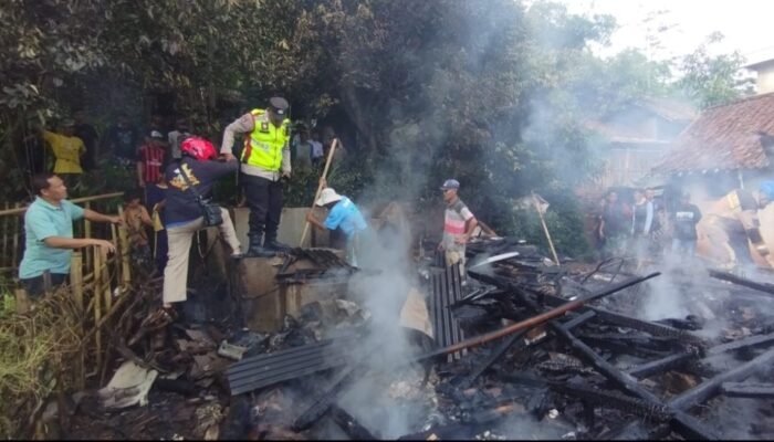 Korsleting Listrik Diduga Picu Kebakaran Rumah Panggung di Garut, Lansia 85 Tahun Tewas Terjebak Api