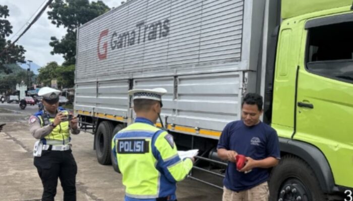 Satlantas Polres Garut Batasi Operasional Truk Sumbu Tiga Selama Nataru, Enam Kendaraan Ditahan di Limbangan