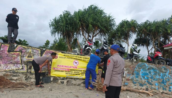 Ombak Mengintai Wisatawan, Polisi Bentangkan Spanduk Larangan Berenang di Pantai Selatan Garut