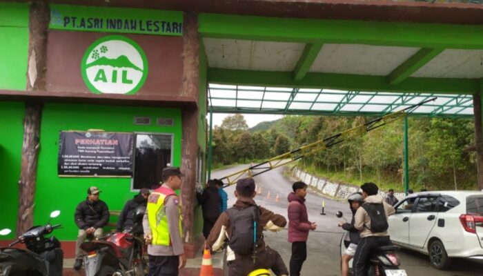 Libur Akhir Tahun Ramai dan Sejuk, Wisatawan Padati Gunung Papandayan di Bawah Pengamanan Polisi