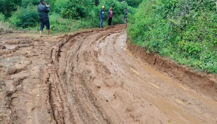 Puluhan Tahun Terisolasi, Warga Kampung Cibeureum Garut Hadapi Jalan Rusak dan Risiko Nyawa