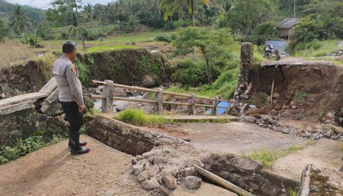 Hujan Deras Sebabkan Jembatan Cisitu Ambruk, Akses Antar Desa di Cikelet Garut Terputus