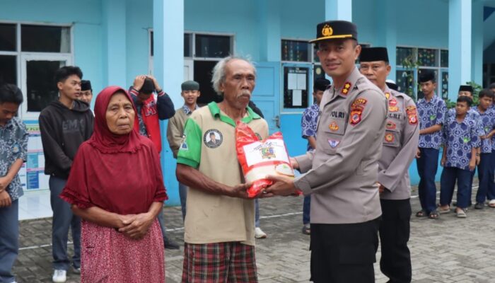 Kapolres Garut Turun Langsung Bagikan Beras Kapolda Jabar, Warga Rasakan Kehadiran Negara