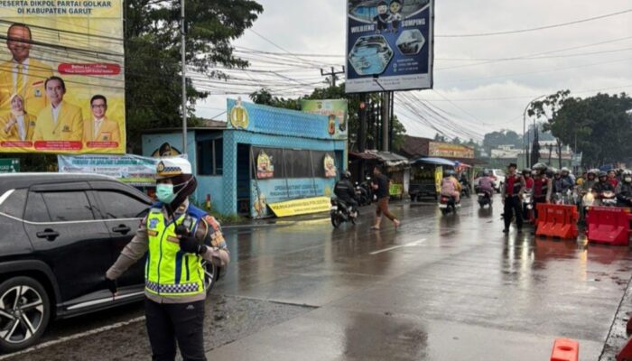 Antisipasi Lonjakan Kendaraan, Polres Garut Terapkan One Way di Jalur Tarogong–Leles