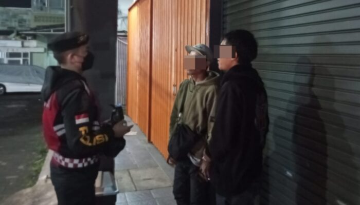 Nongkrong Sambil Minum Miras, Dua Pemuda di Garut Diamankan Patroli Dialogis Polisi